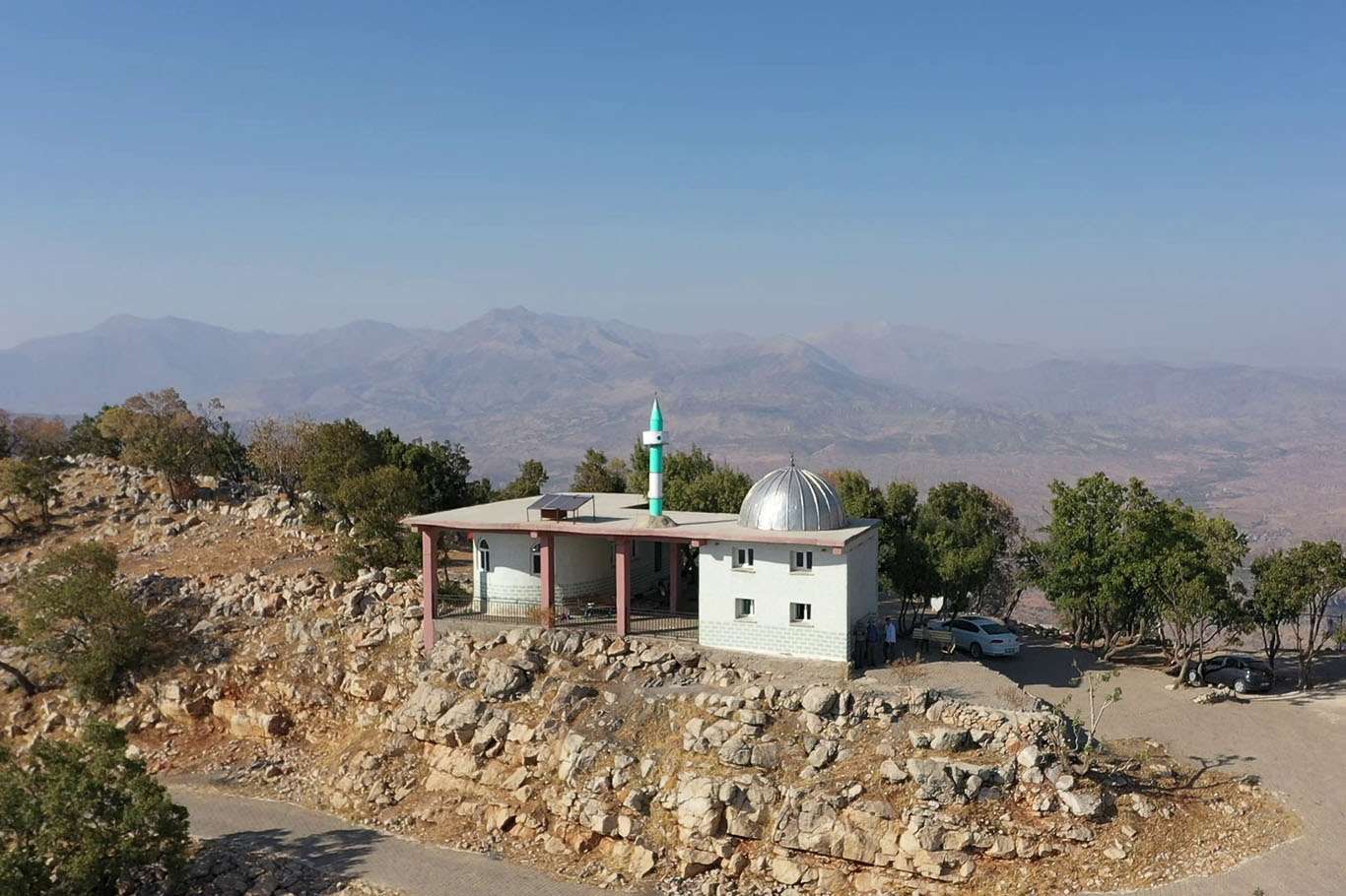 Hani bölgesi ziyaretgahlarından "Pir Aziz Türbesi"